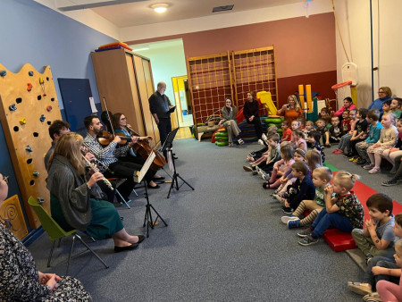 Přijel k nám orchestr z Karlových Varů , aby nás seznámil s hudebními nástroji a povyprávěl příběh o Antonínu Dvořákovi.